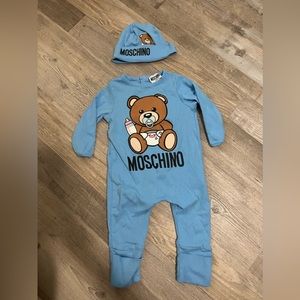 Moschino Kid Onesize & Beanie 3/6M